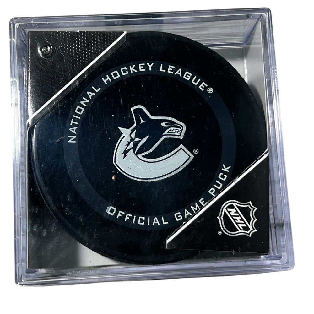 NHL‎ Vancouver Canucks unsigned 2021 Official Game Puck case cube Team Logo